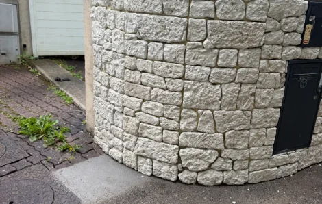 Habillage parement muret entrée jardin Maule – SBC Couvreur 78