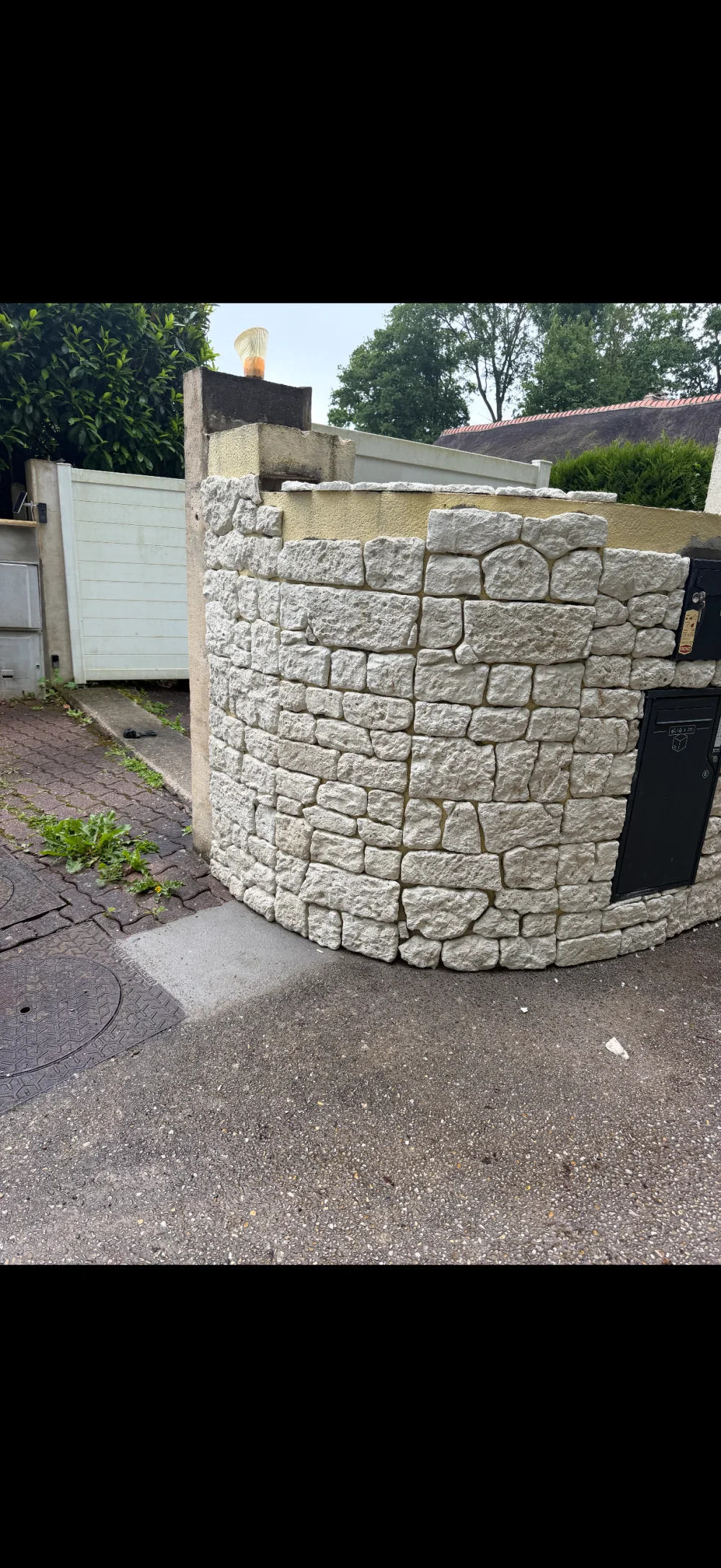 Habillage parement muret entrée jardin Maule – SBC Couvreur 78